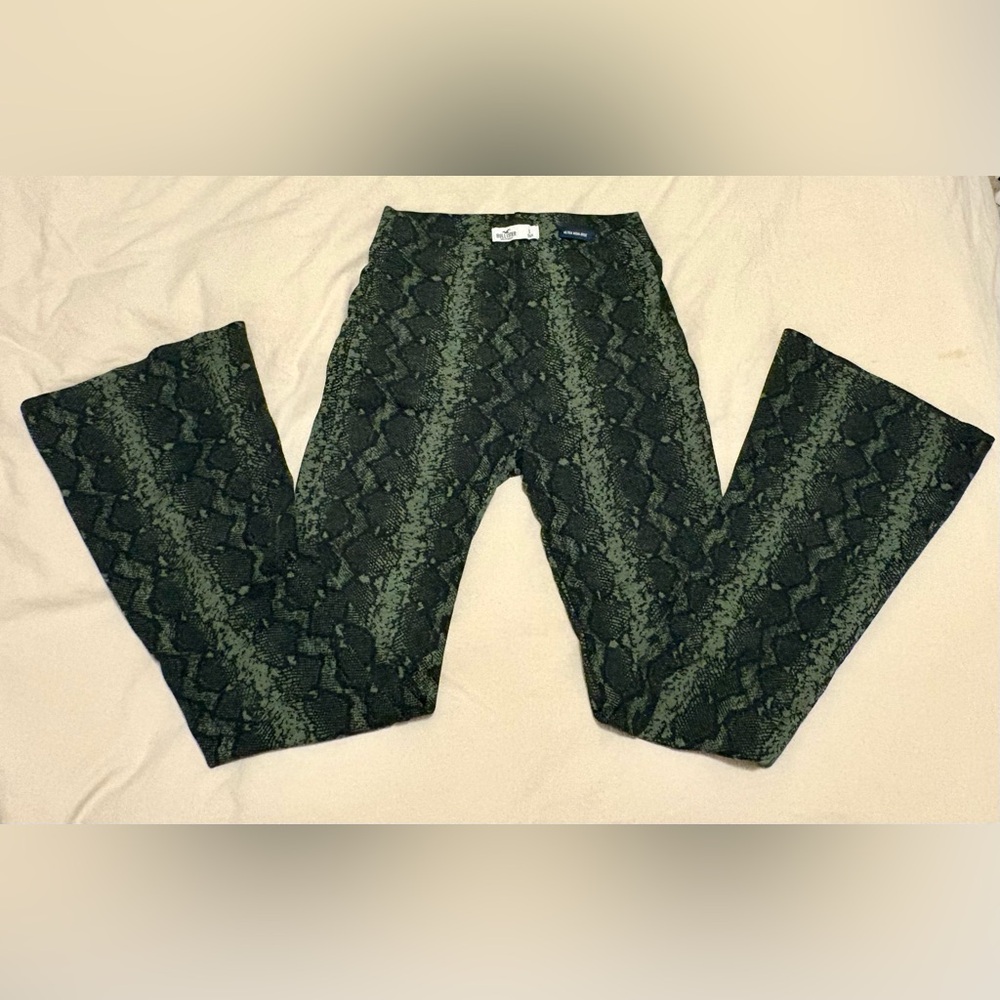 Ultra High Rise Hollister Green Snake Print Bell Bottom Flare Leggings Size  S - Picture 2 of 4